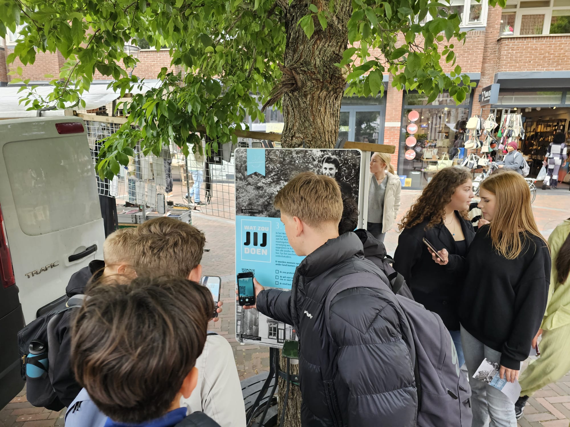 Vormgeving van dilemmaborden. De QR-code linkte naar een website waar je kon stemmen op een dilemma-keuze.